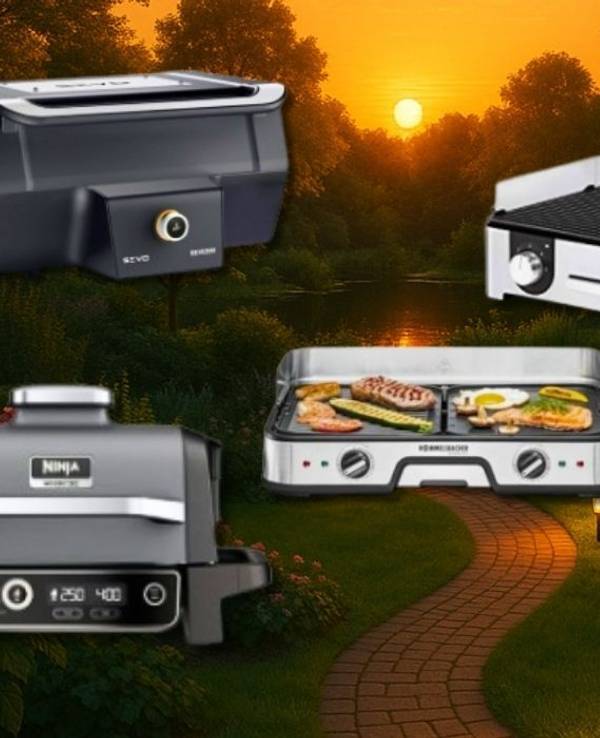 Eine Auswahl aktueller Elektrogrills – darunter Modelle von Ninja, Severin, WMF, Rommelsbacher und Weber – vor einer malerischen Gartenkulisse bei Sonnenuntergang.