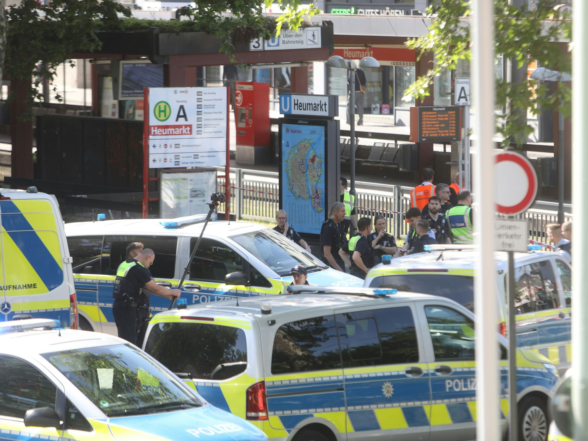 Einsatzkräfte der Polizei am Unfallort an der Haltestelle Heumarkt.