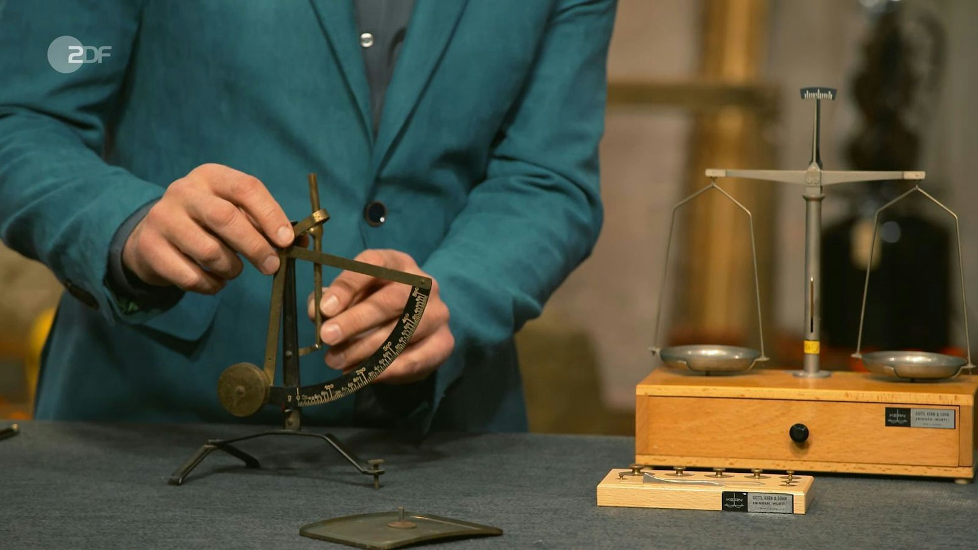 Die Präzisionswaage aus den 1960er-Jahren und eine noch ältere defekte Briefwaage hatten einen Gesamtwert von 80 Euro. Jan Cizek zahlte sogar 100 Euro. (Bild: ZDF)