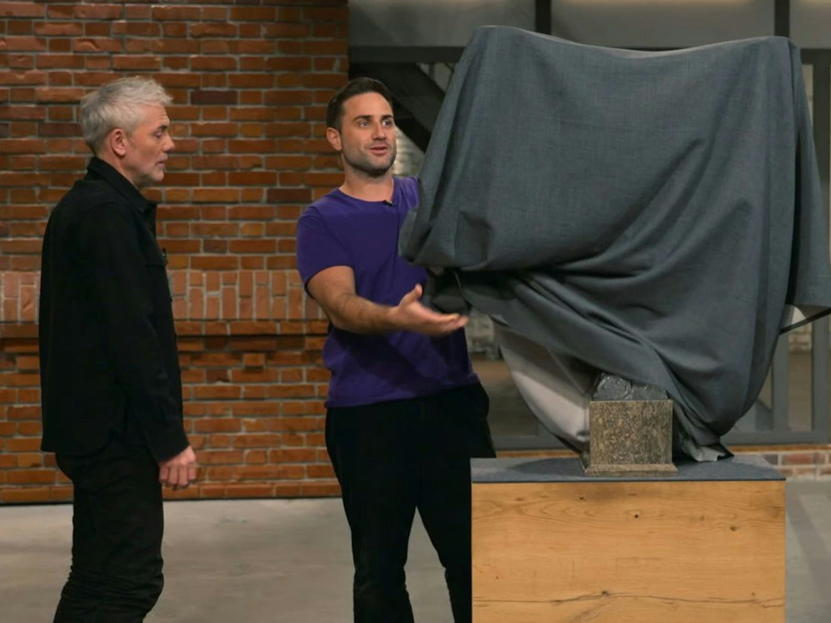 Was sich unter dem Tuch versteckte? Einer der „Bares für Rares“-Händler hatte bereits eine Vorahnung. Und er und seine Kollegen wollten das „imposante Stück“ dann auch (fast) alle haben ... (Bild: ZDF)