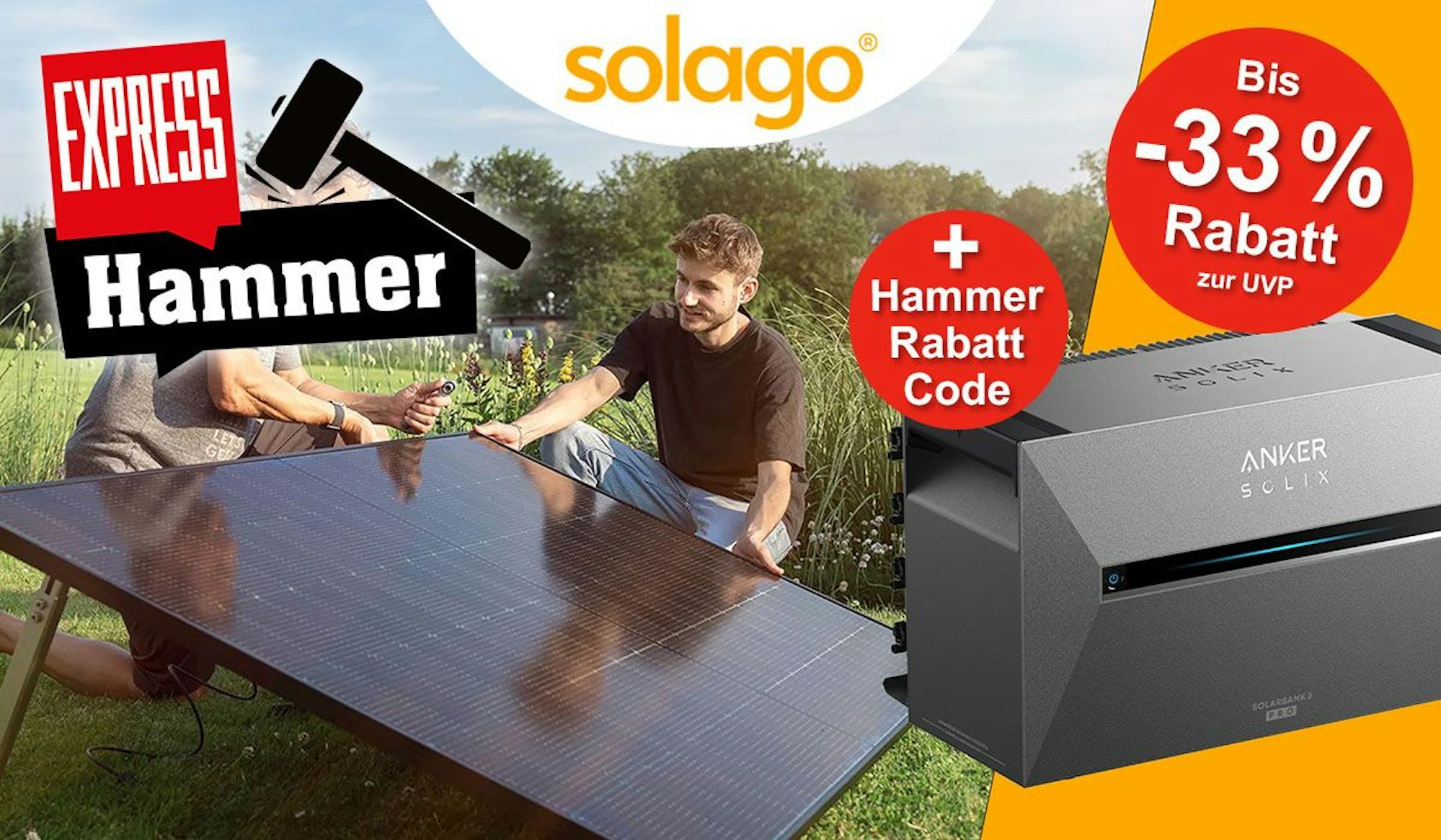 Zwei Männer platzieren ein Solarmodul auf einer Rasenfläche beim Aufbau einer Photovoltaik-Anlage bzw. eines Balkonkraftwerks. Daneben ein Bild des neuen Anker Solix 3 Pro Solarbank Speichers.
