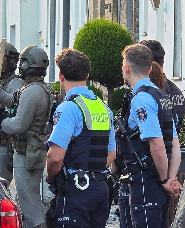 Einsatzkräfte der Polizei und des Spezialeinsatzkommandos (SEK) stehen vor einem Mehrfamilienhaus in der Städteregion Aachen. Ein Familienstreit hat den Einsatz des SEK ausgelöst.