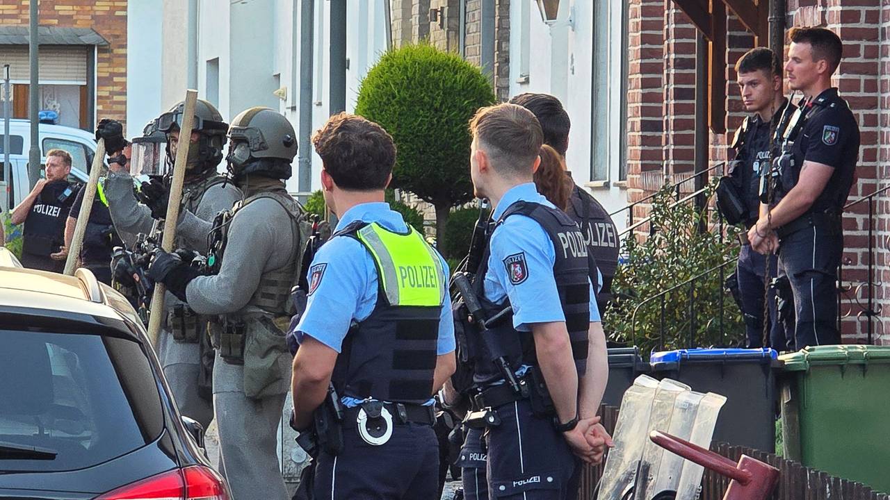 Einsatzkräfte der Polizei und des Spezialeinsatzkommandos (SEK) stehen vor einem Mehrfamilienhaus in der Städteregion Aachen. Ein Familienstreit hat den Einsatz des SEK ausgelöst.