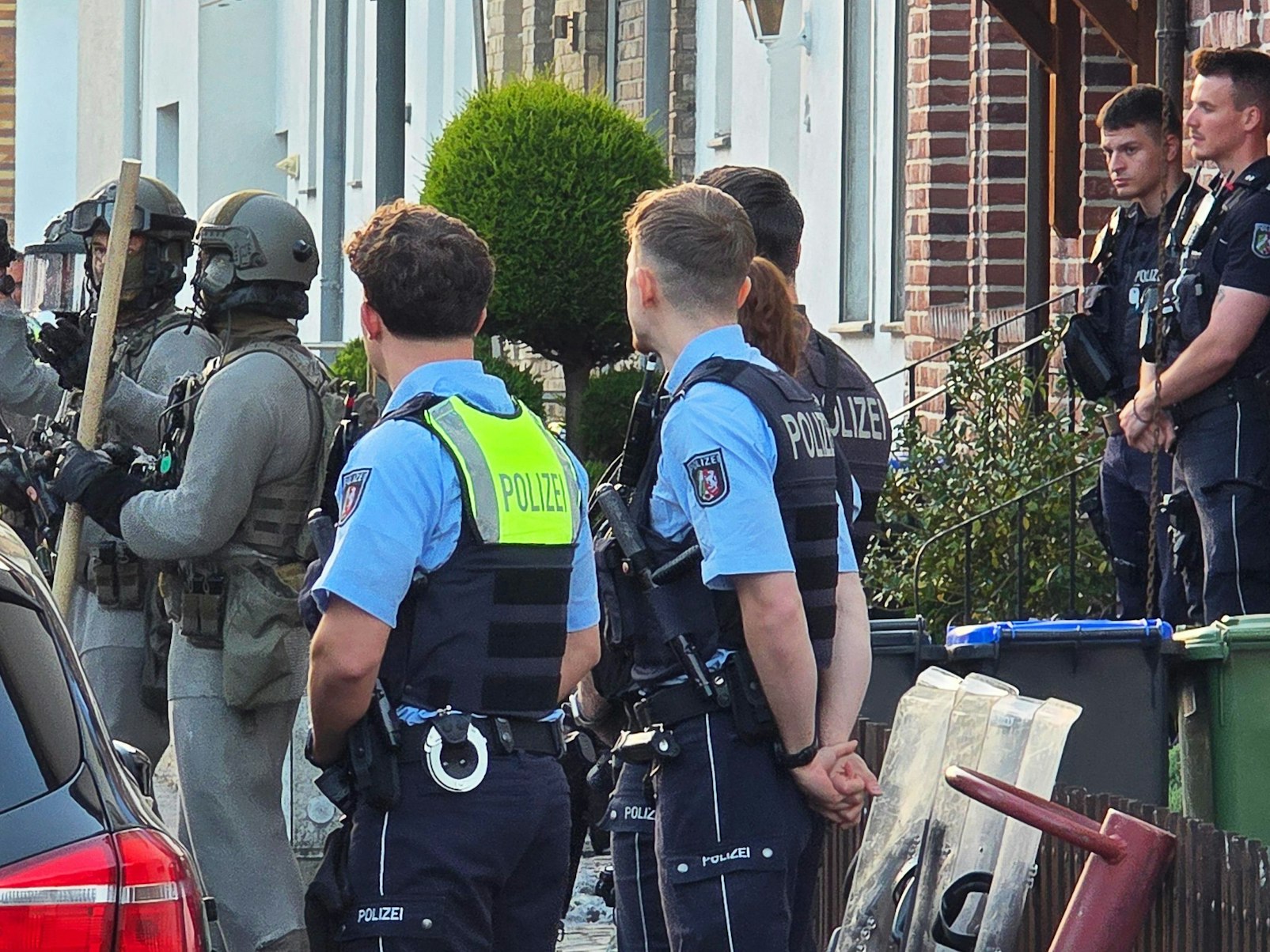 Einsatzkräfte der Polizei und des Spezialeinsatzkommandos (SEK) stehen vor einem Mehrfamilienhaus in der Städteregion Aachen. Ein Familienstreit hat den Einsatz des SEK ausgelöst.