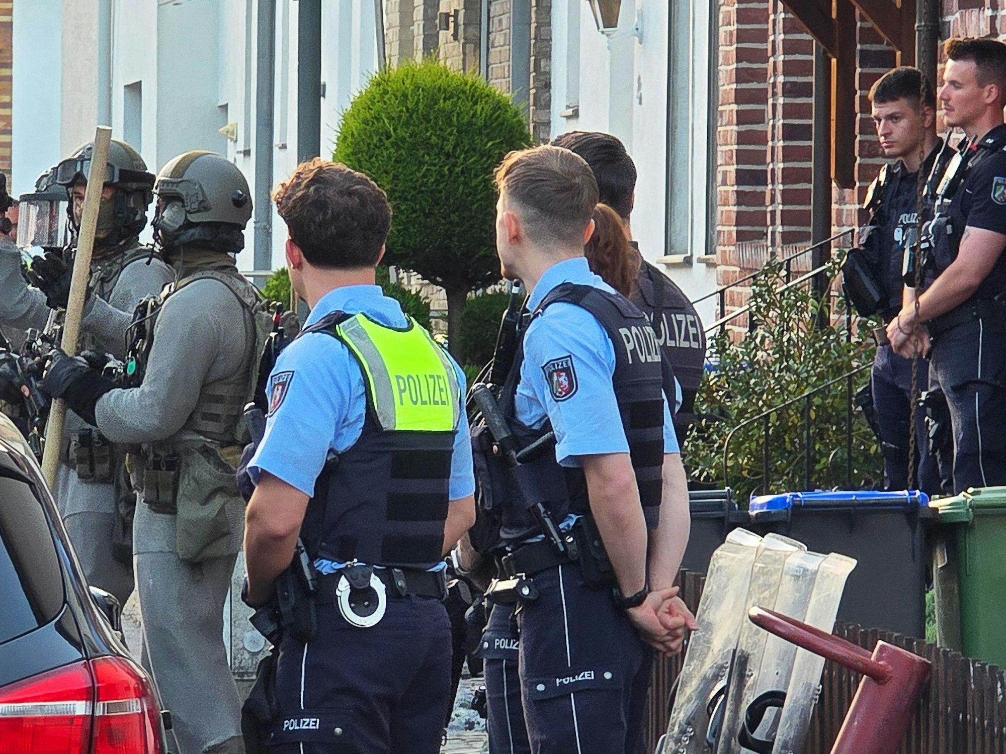 Einsatzkräfte der Polizei und des Spezialeinsatzkommandos (SEK) stehen vor einem Mehrfamilienhaus in der Städteregion Aachen. Ein Familienstreit hat den Einsatz des SEK ausgelöst.