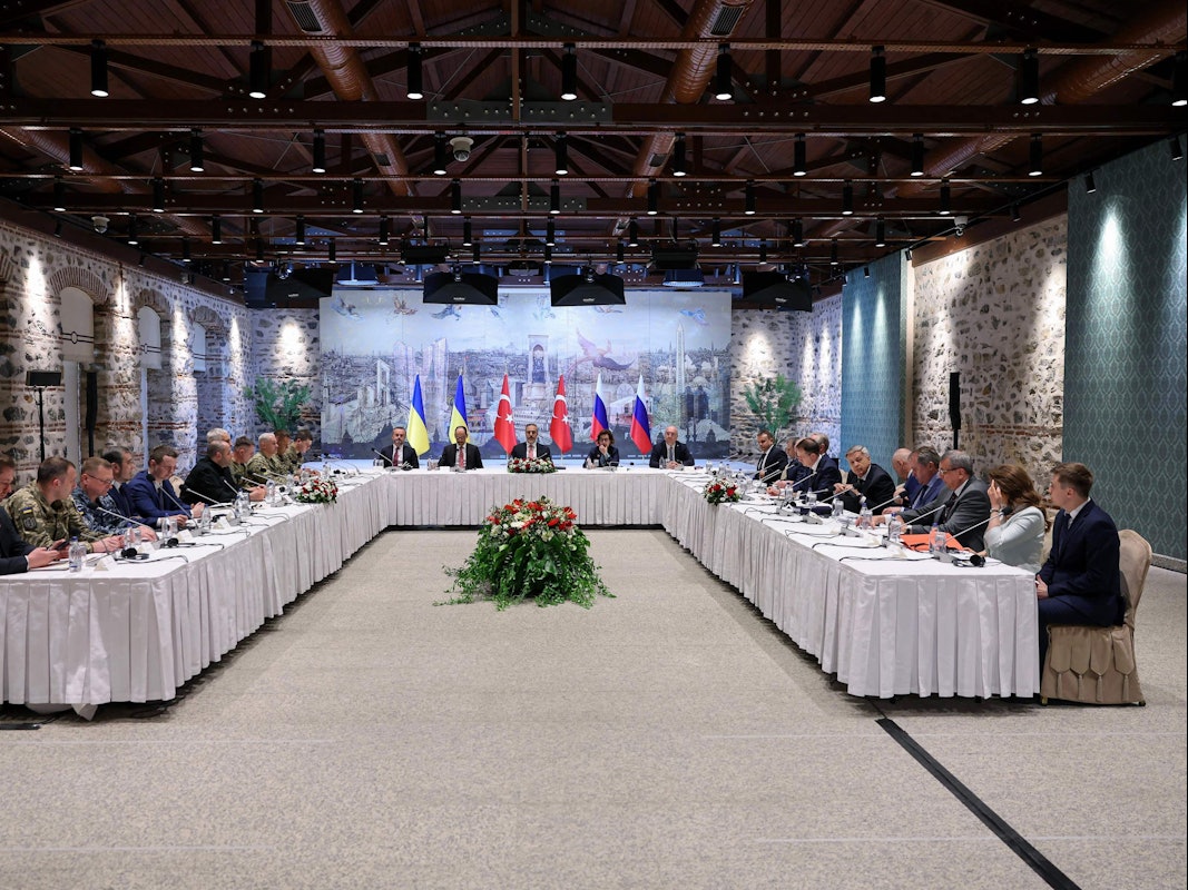 Ein Bild sagt mehr als tausend Worte: Das Foto aus Istanbul zeigt, wie die beiden Delegationen weit voneinander entfernt saßen. Der türkische Außenminister Hakan Fidan diente als Puffer zwischen den Verhandlungstischen im Dolmabahce-Palast.