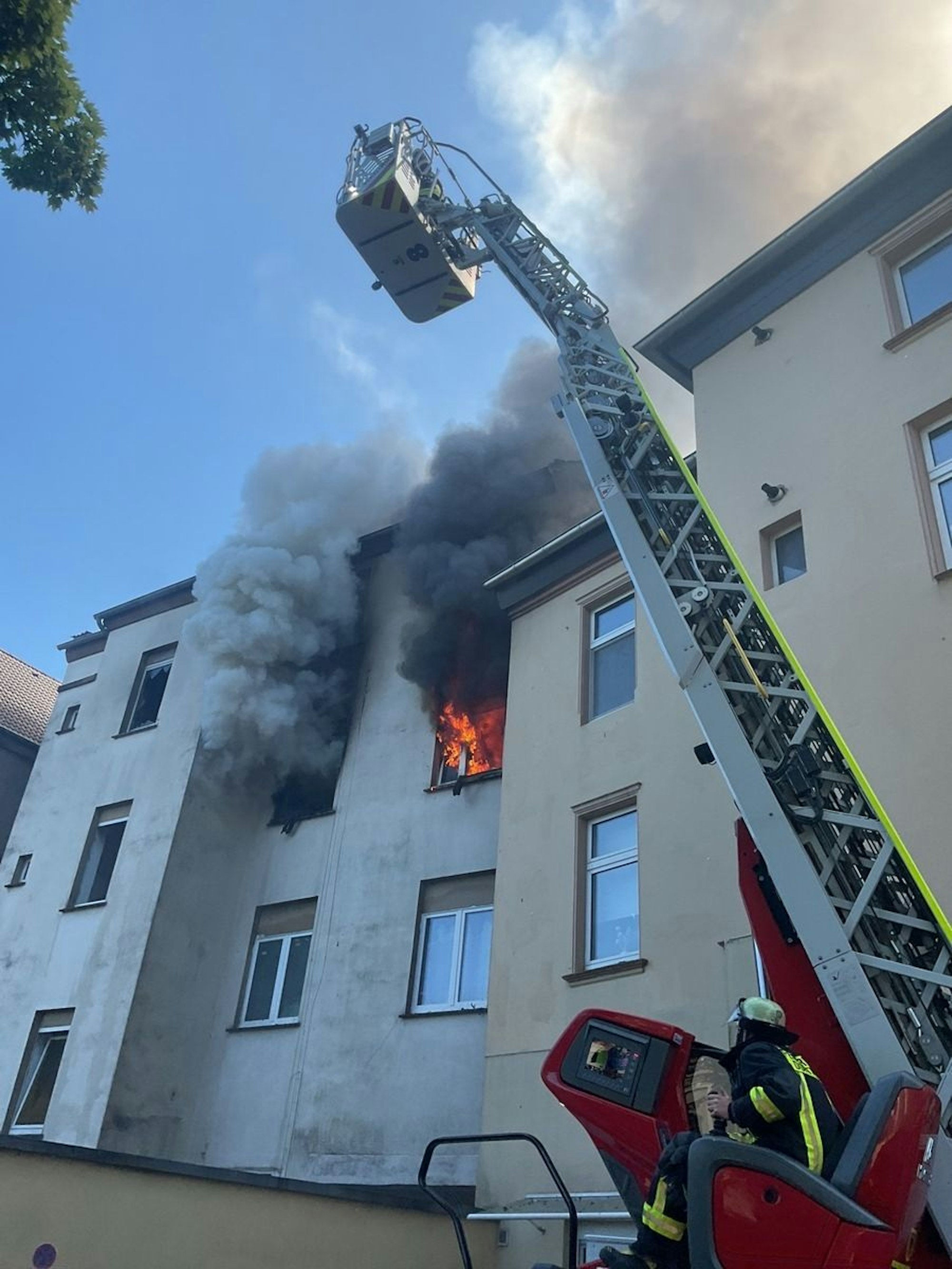 Wohnungsbrand in Dortmund-Marten mit starker Rauchentwicklung. Ein Bewohner kam bei dem Brand ums Leben, eine weitere Person musste über eine Drehleiter gerettet werden.