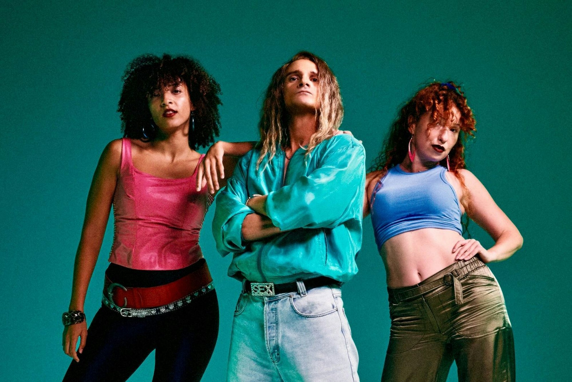 Popstar Messiah (Florian Lukas) mit Tänzerinnen in 90-er-Jahre Ästhetik: Gelingt dem eher talentfreien Euro-Dance-Star ein Comeback 2025? (Bild: Joyn / Thomas Mikule)