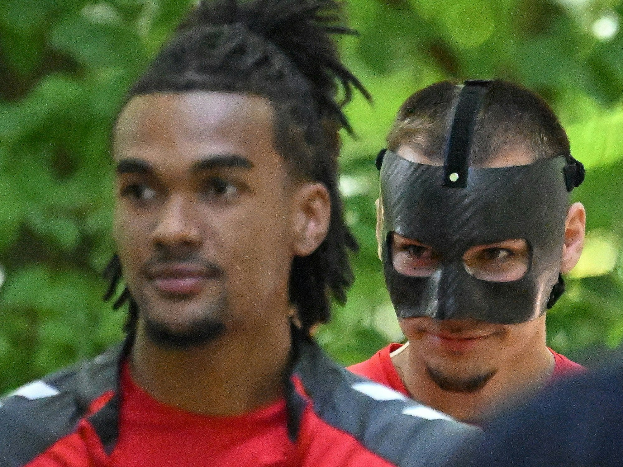 Tim Lemperle mit einer schwarzen Gesichtsmaske nach Nasenbeinbruch.