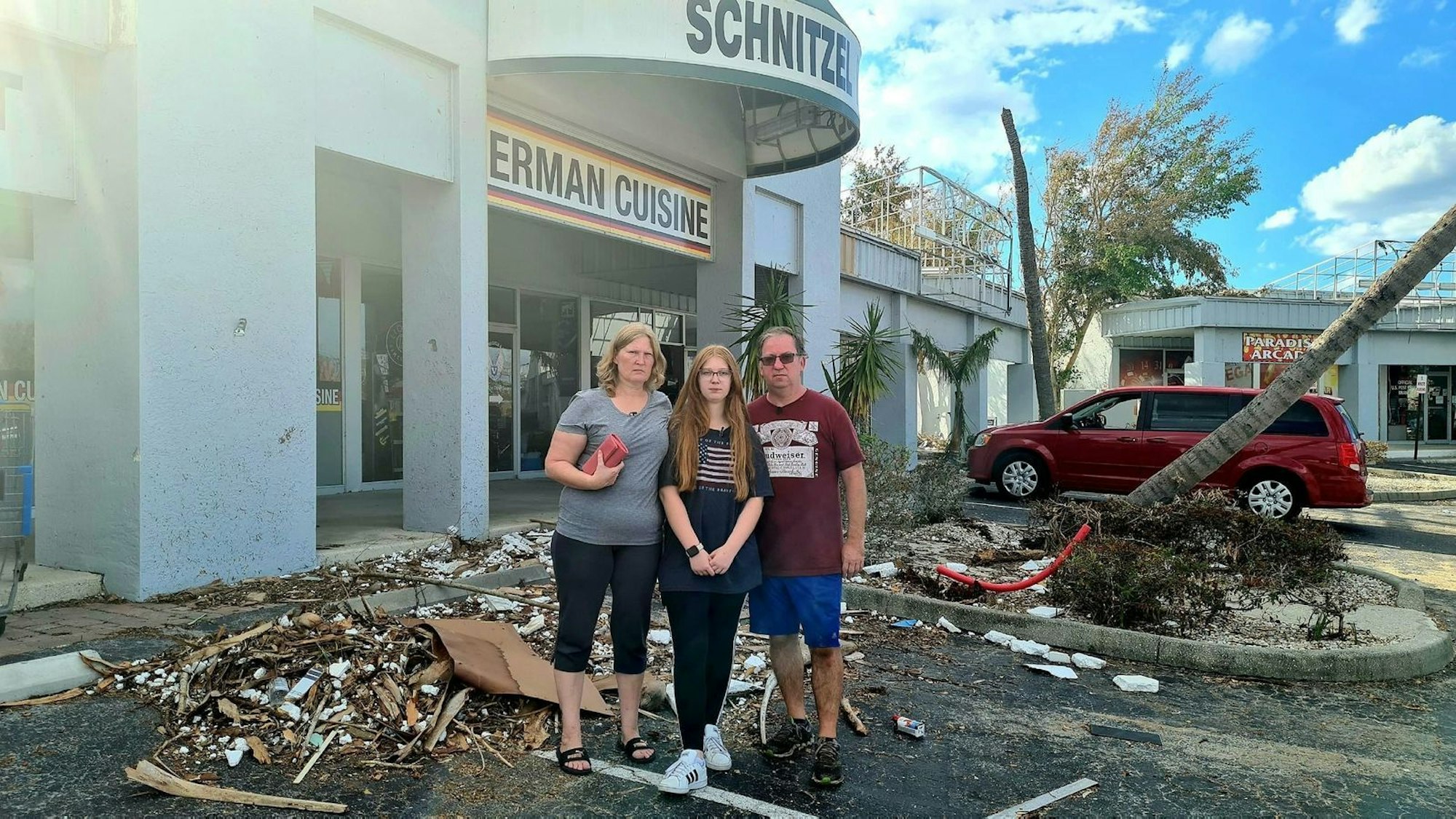 Familie Lehmann vor ihrem „Schnitzel House“: 2022 hatte in Florida Hurrikan Ian gewütet. (Bild: RTL / Flamingo Pictures)