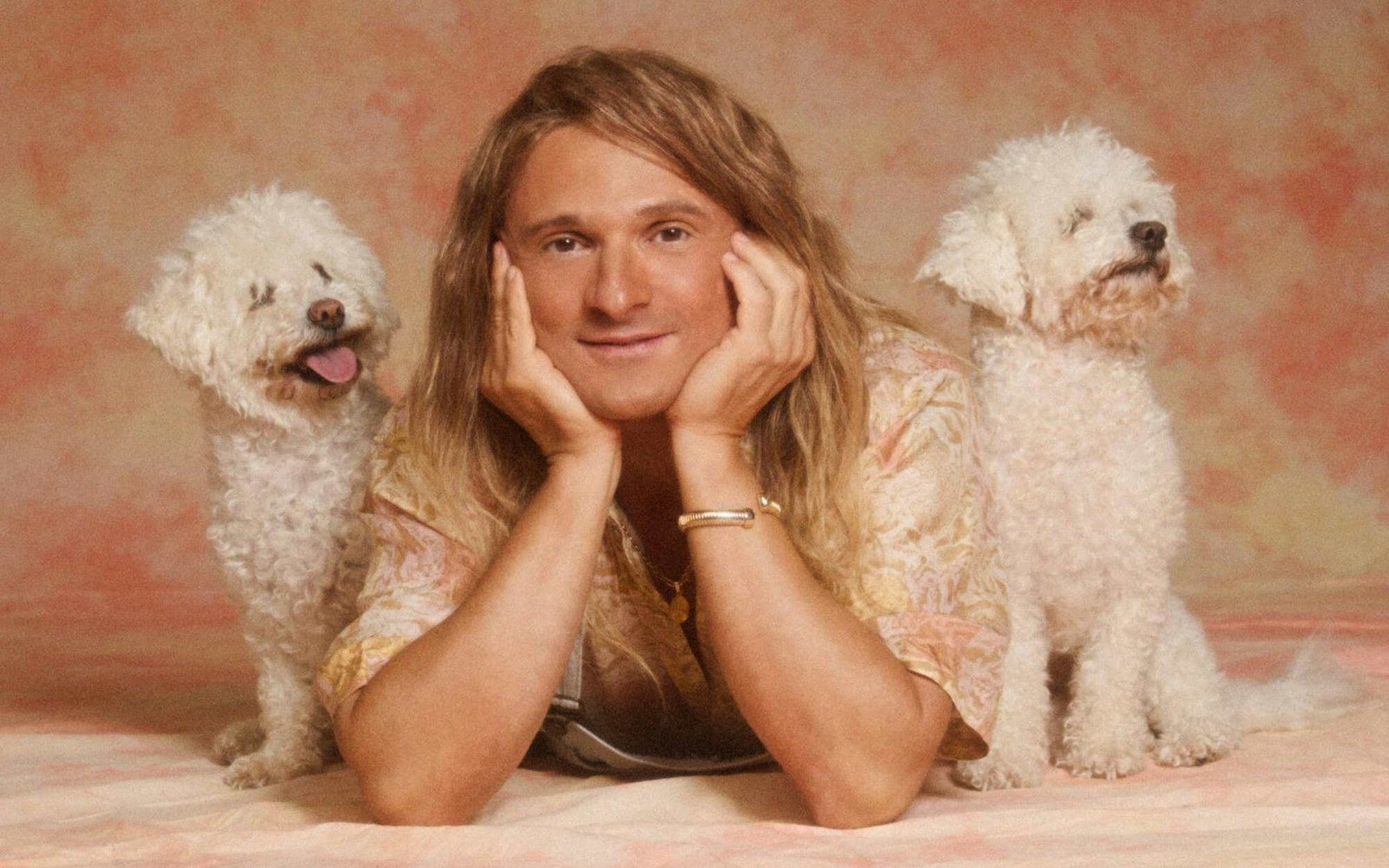 Popstar Messiah (Florian Lukas) auf seinem Karriere-Höhepunkt Mitte der 90-er. Damals hatte der Sänger seinen größten und leider einzigen Hit „XTC“. Die Mockumentary „Messiah Superstar“ bei Joyn und SAT.1 erzählt in acht tragikomischen Episoden von Messiahs Comeback-Versuchen. (Bild: Joyn / Thomas Mikule)