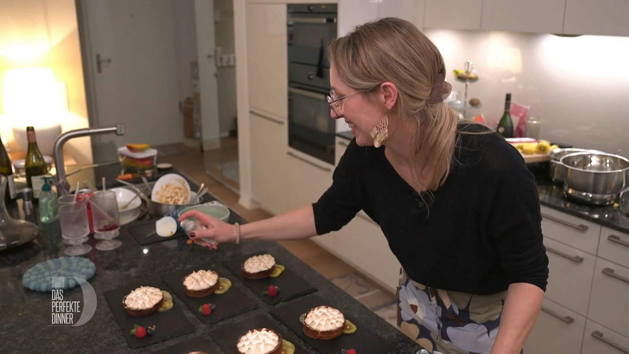 Ein bisschen Goldstaub hübscht die Baiser-Törtchen auf Kiwi-Carpaccio auf.
(Bild: RTL)
