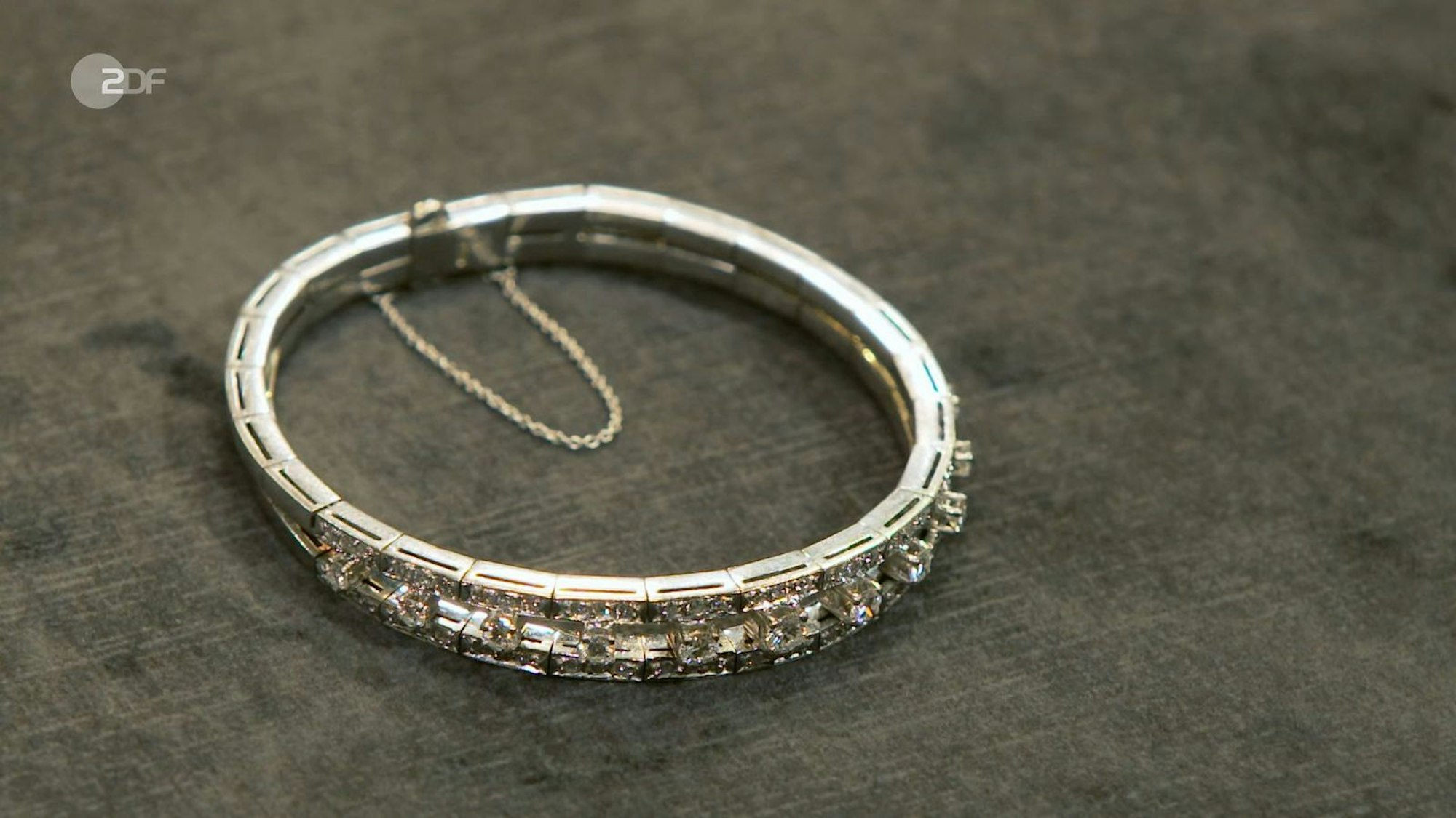Der Armreif mit zwei Karat Diamanten aus den 1970er-Jahren hatte einen Wert von 2.500 Euro. Das schöne Schmuckstück ließ sich Susanne Steiger nicht entgehen und gab sogar 2.600 Euro aus.
(Bild: ZDF)
