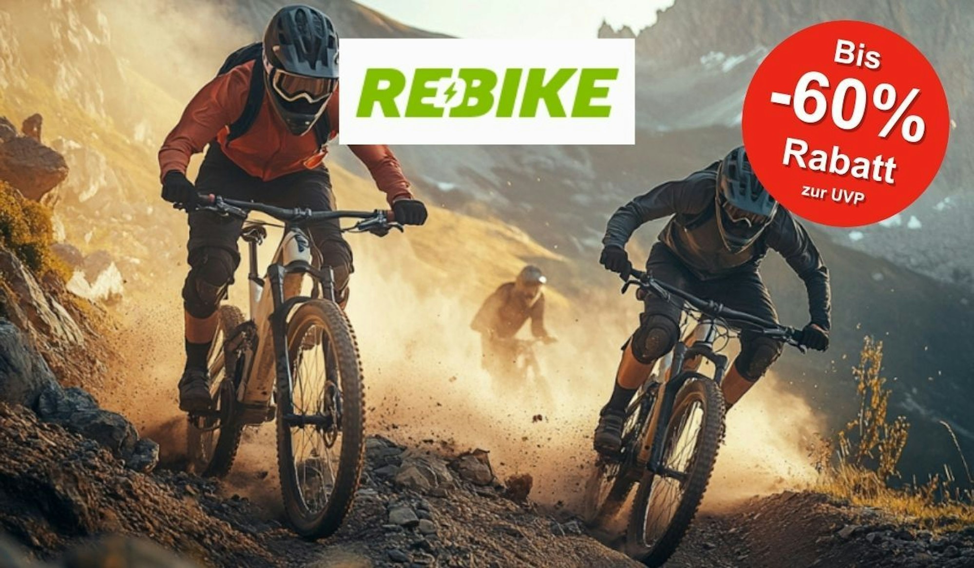 Zwei E-Mountainbiker, die dynamisch einen staubigen Gebirgspfad hinunterfahren, umgeben von einer spektakulären Alpenlandschaft im warmen Abendlicht.