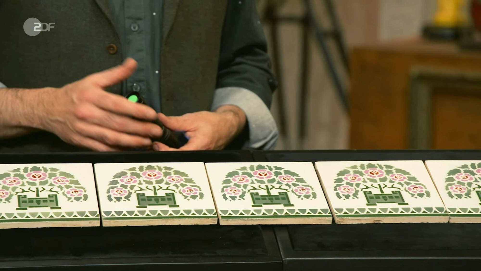 Die Fliesen aus Meissen aus der Zeit zwischen 1906 und 1923 schätzte der Experte auf 100 Euro, die Jan Cizek bezahlte.
(Bild: ZDF)