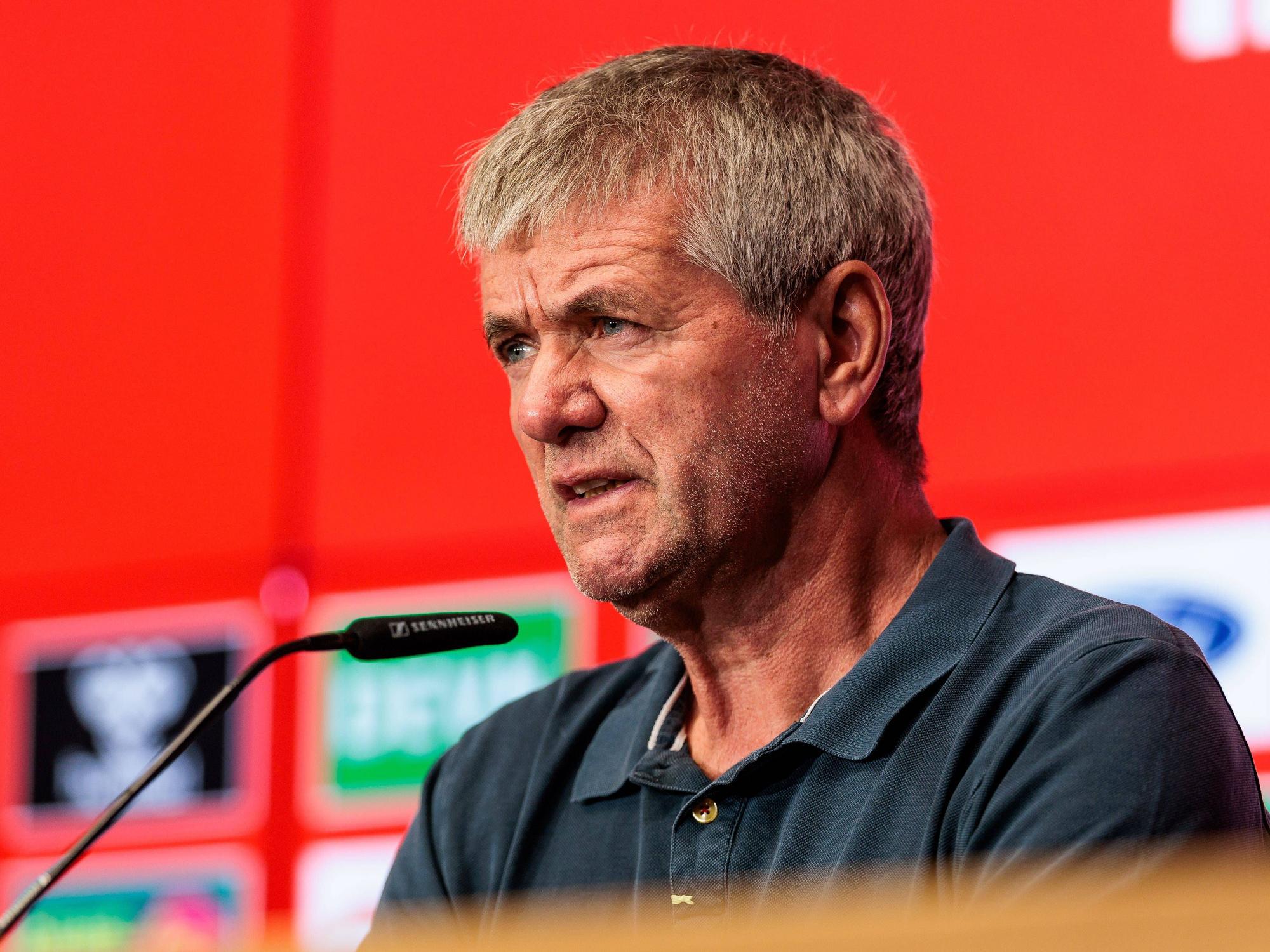 Friedhelm Funkel auf der Pressekonferenz vor dem Endspiel gegen Kaiserslautern.
