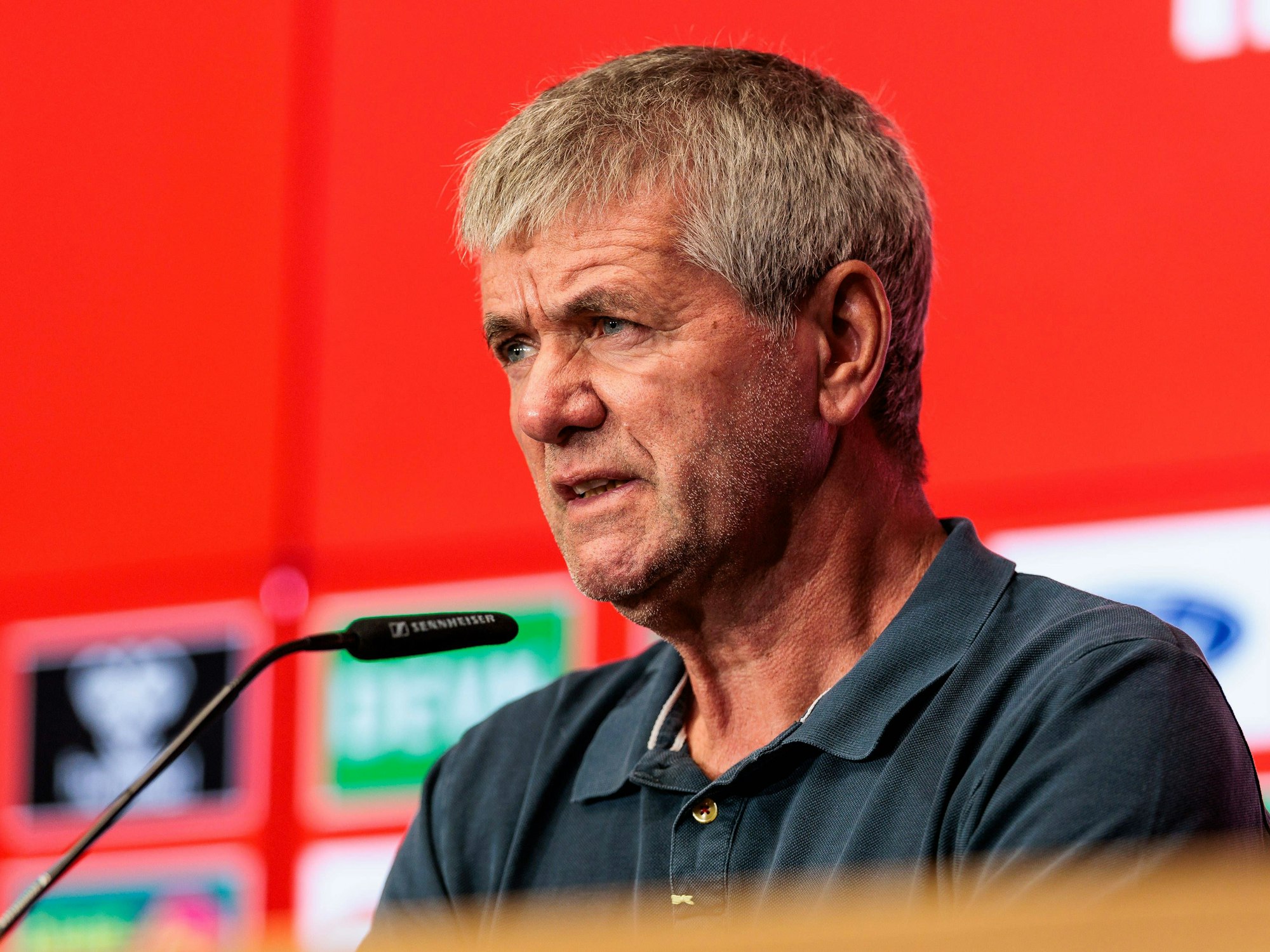 Friedhelm Funkel auf der Pressekonferenz vor dem Endspiel gegen Kaiserslautern.