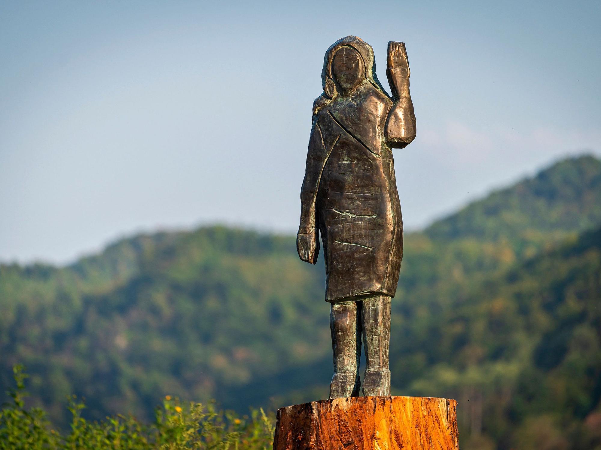 Eine Bronzestatue der US-First Lady Melania Trump, die vom US-Künstler Brad Downey angefertigt wurde, nach ihrer Enthüllung in der Nähe der Heimatstadt der US-First Lady.