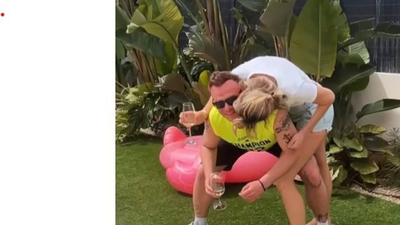 Anna-Maria Zimmermann küsst ihrem neuen Freund Julian Benz. Beide sind sichtlich verliebt.