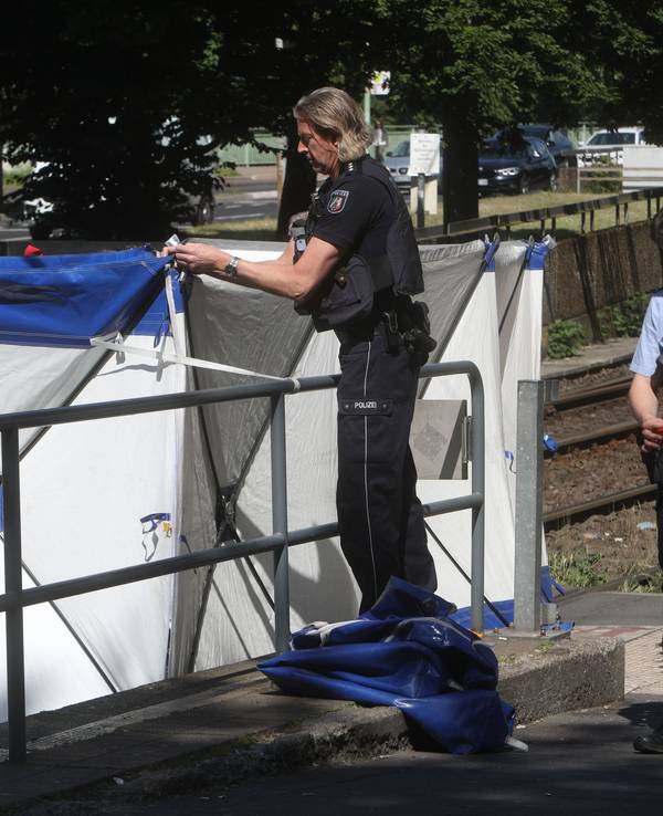 Die Unfallstelle an der KVB-Haltestelle Heumarkt. Hier kam am Freitag (16. Mai 2025) ein Mann ums Leben.