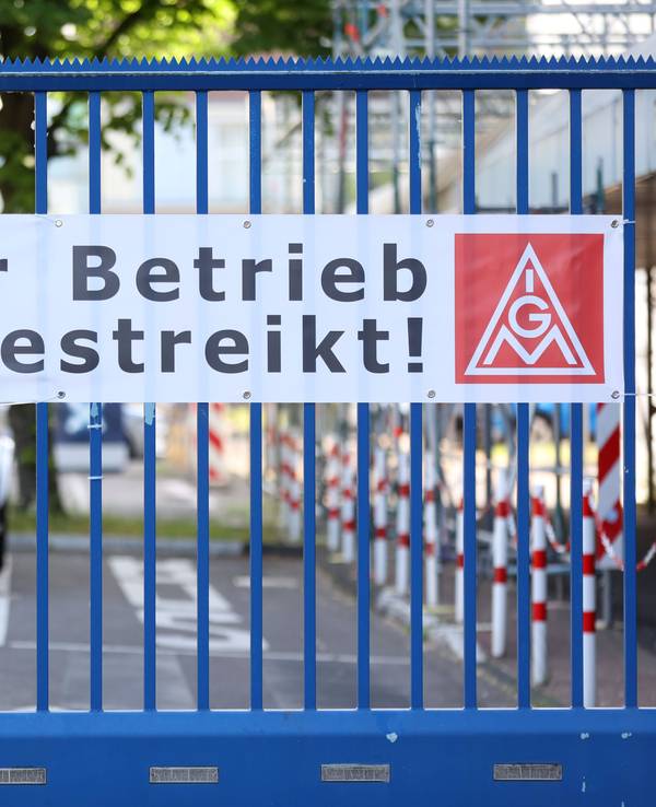 Ein Schild hängt an einem Tor.
