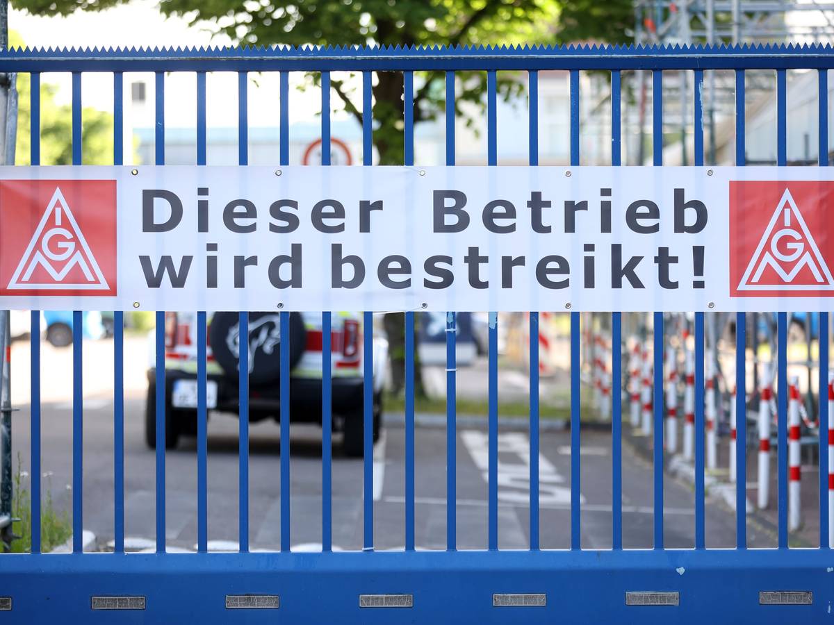 Ein Schild hängt an einem Tor.