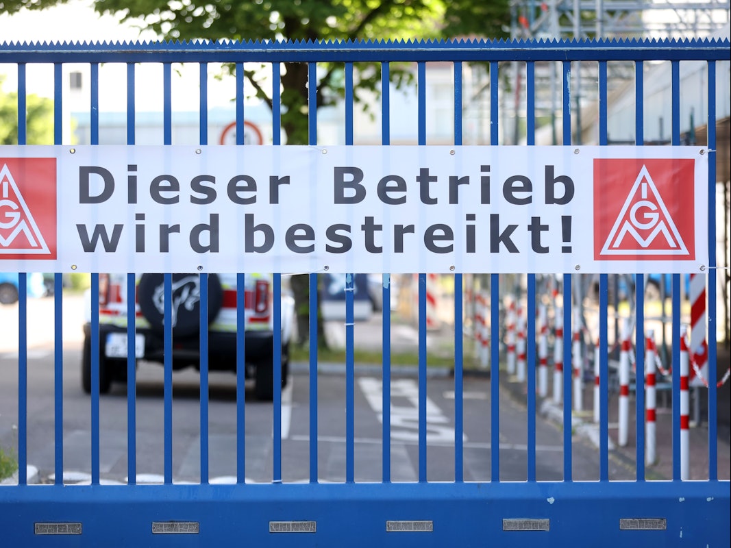 Ein Schild hängt an einem Tor.