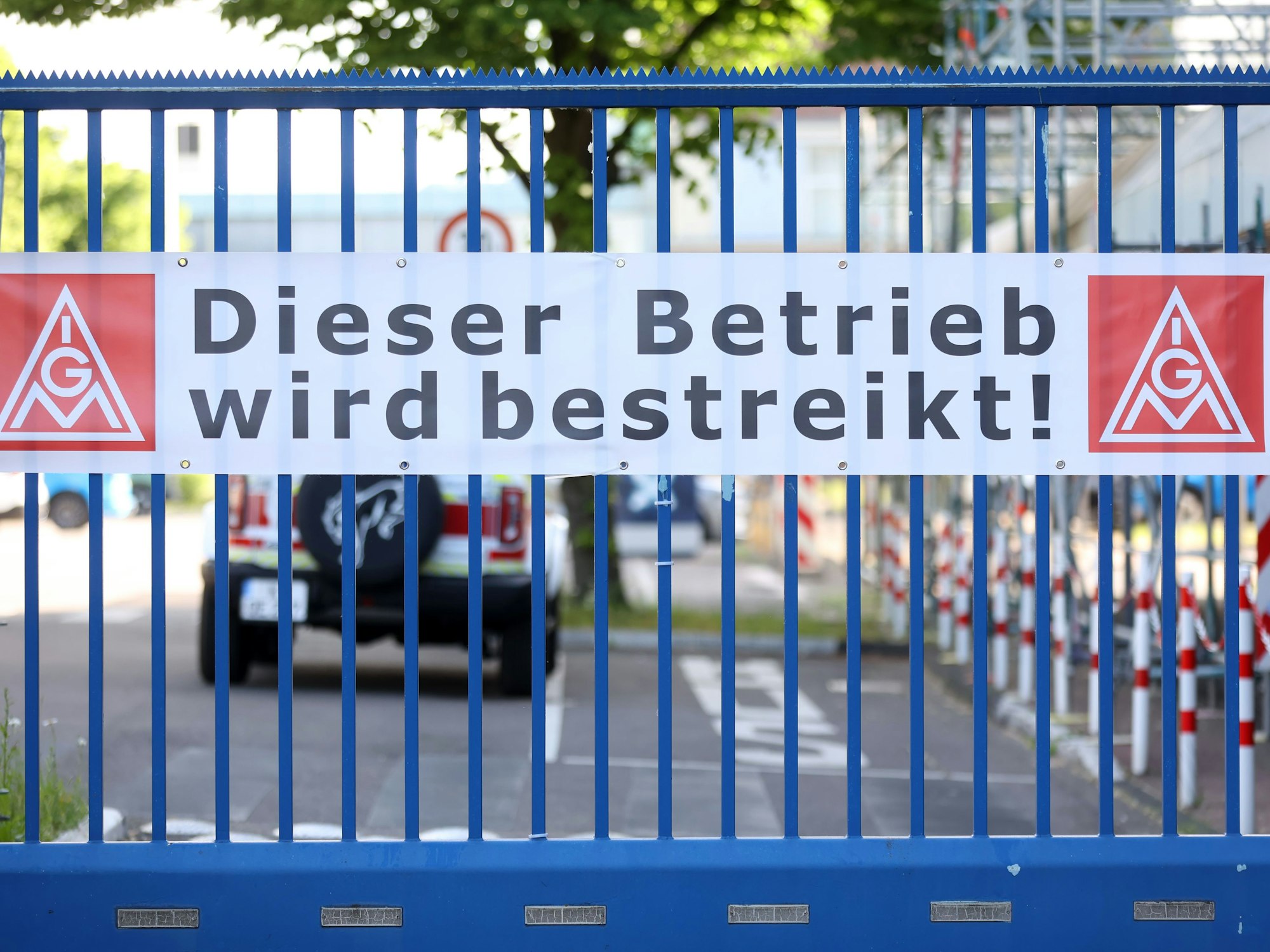 Ein Schild hängt an einem Tor.