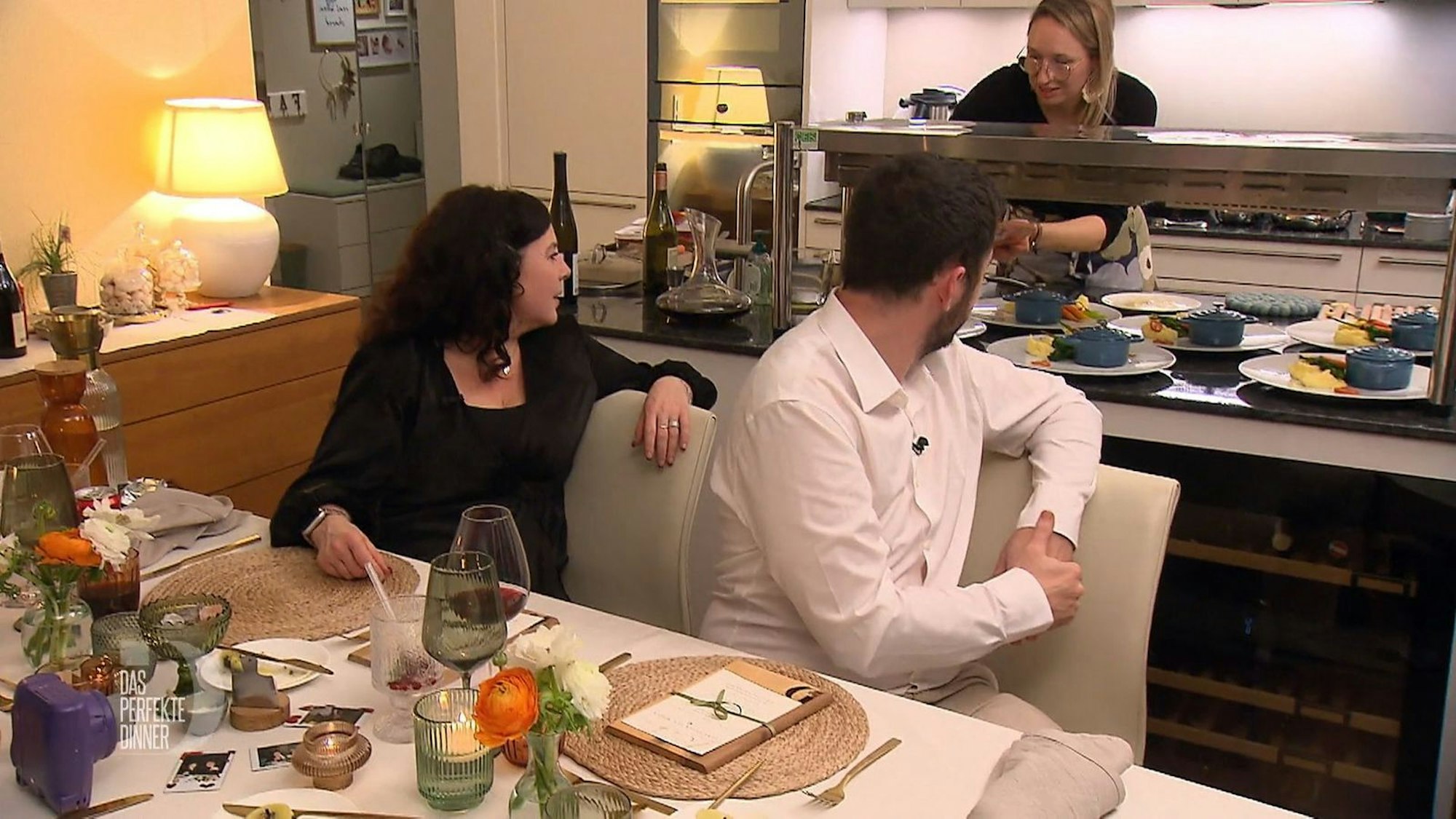 Sonia und Cédric läuft schon das Wasser im Mund zusammen: Gleich gibt es Bœuf bourguignon.
(Bild: RTL)