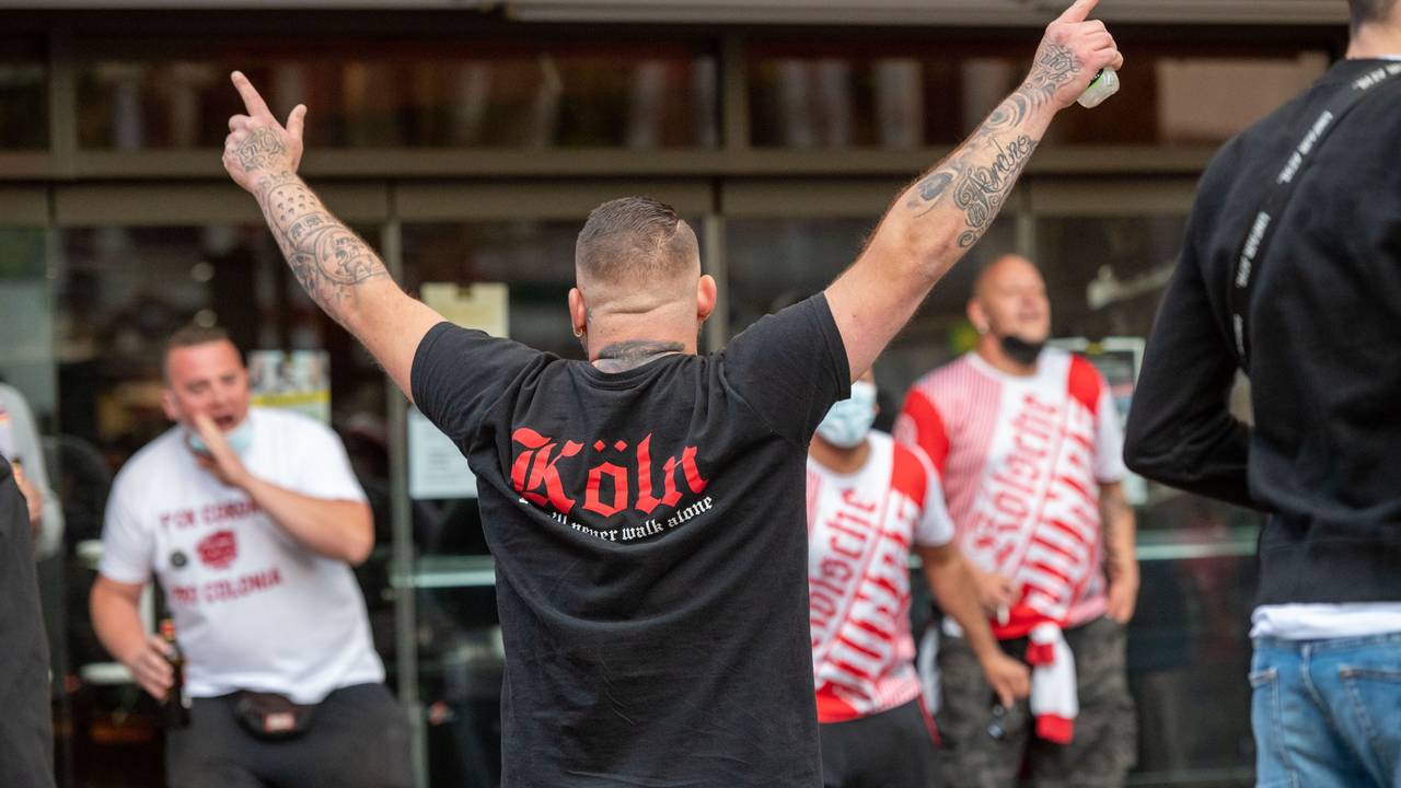 Ein feiernder FC-Fan in Köln