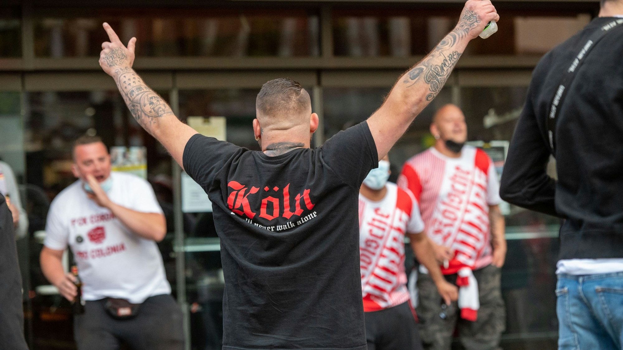 Ein feiernder FC-Fan in Köln
