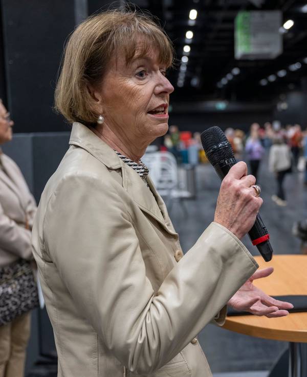 Henriette Reker spricht in ein Mikrofon.