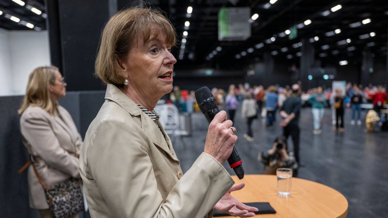 Henriette Reker spricht in ein Mikrofon.