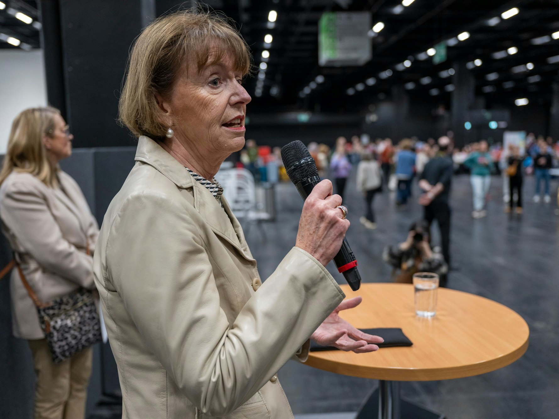 Henriette Reker spricht in ein Mikrofon.