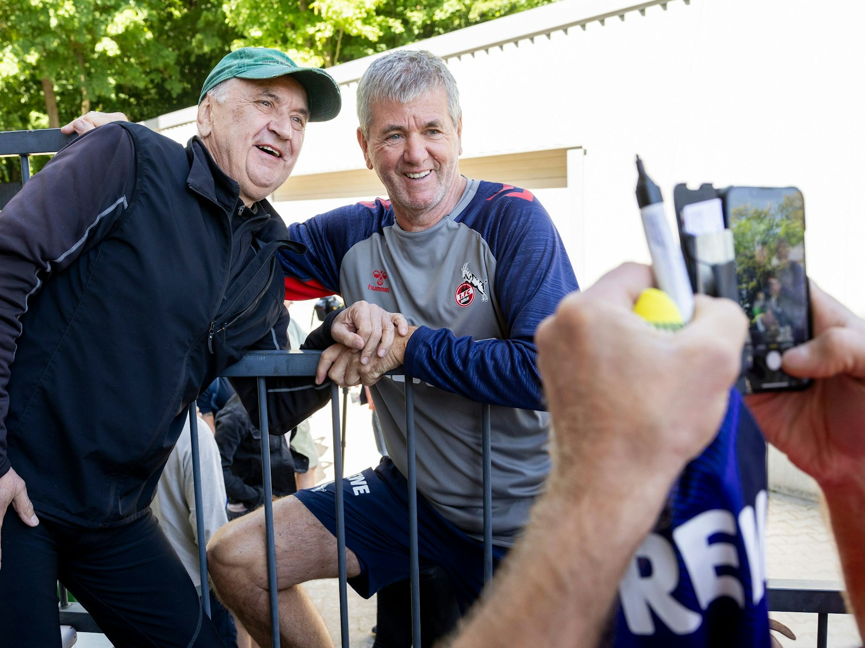 Friedhelm Funkel posiert mit einem Fan für ein Foto.