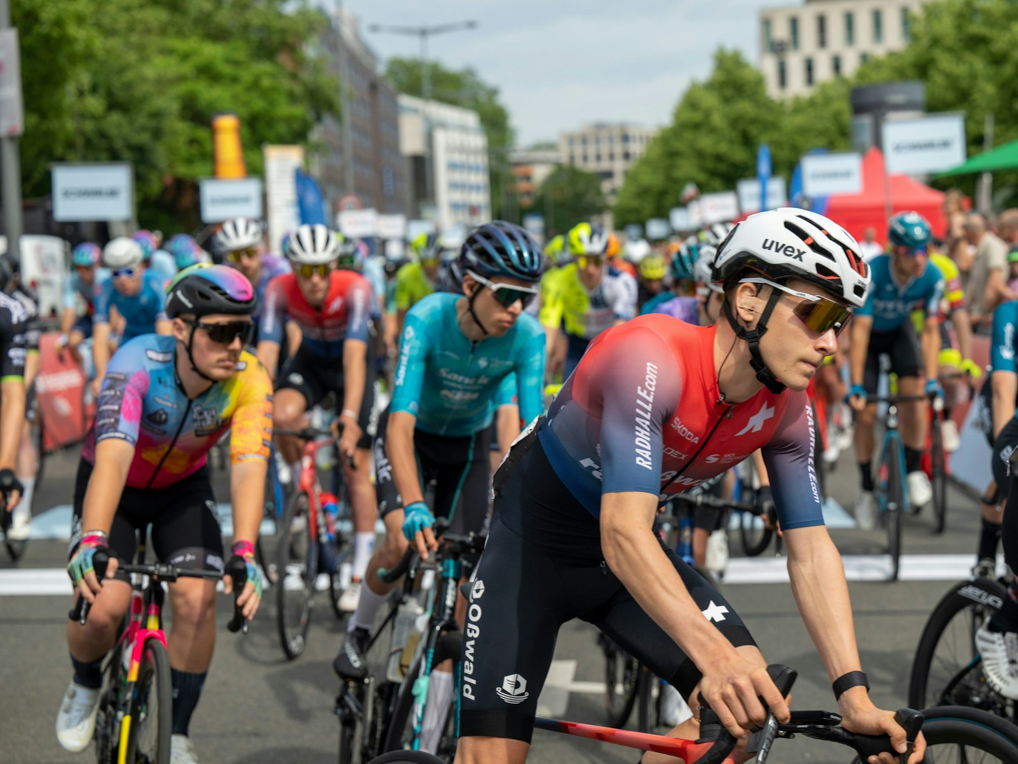 Rennradfahrer drängen sich auf einer Straße.