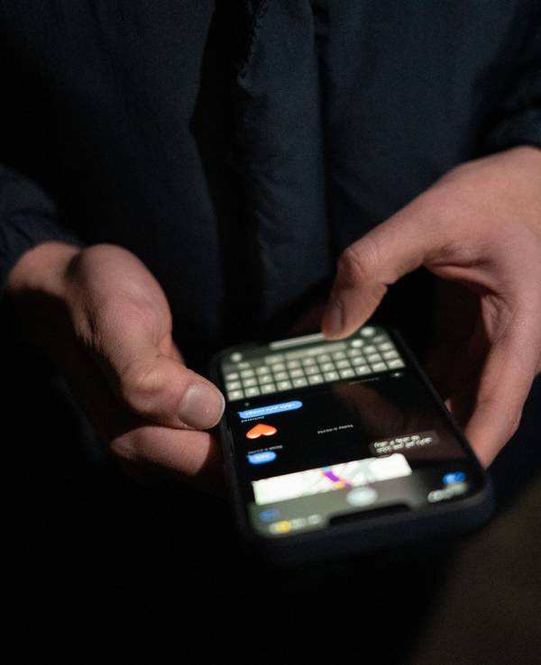 Ein junger Mann tippt auf seinem Handy. (zu dpa: «Dating im Iran: Liebe im Ausnahmezustand») +++ dpa-Bildfunk +++