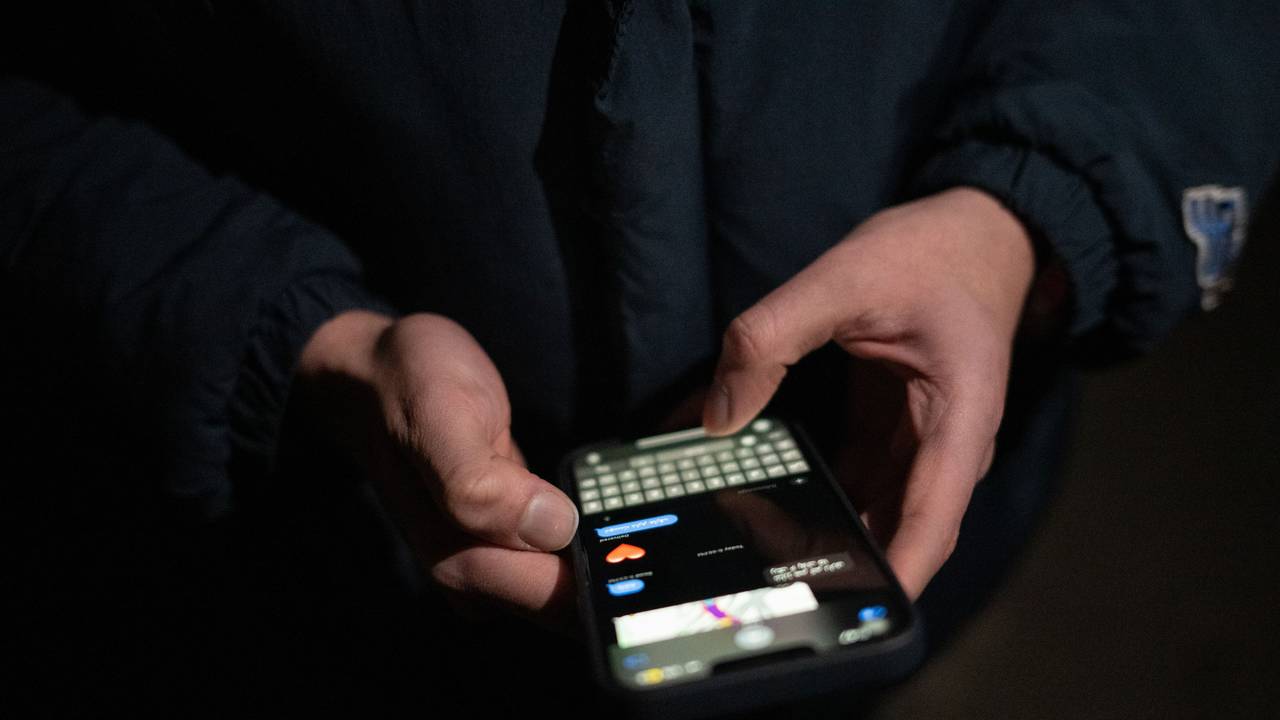 Ein junger Mann tippt auf seinem Handy. (zu dpa: «Dating im Iran: Liebe im Ausnahmezustand») +++ dpa-Bildfunk +++
