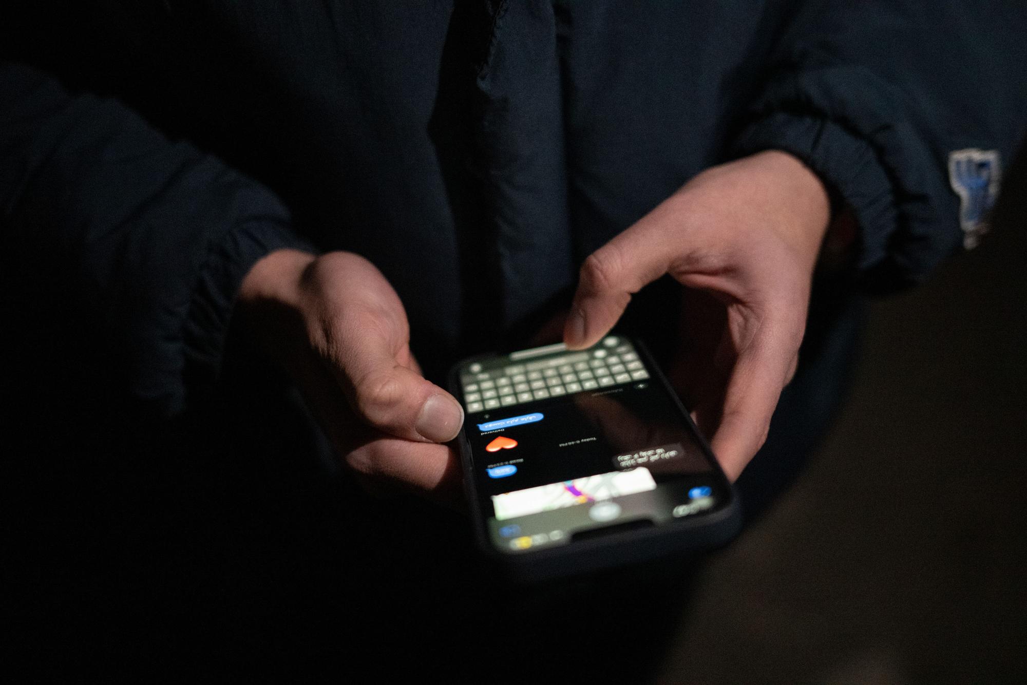 Ein junger Mann tippt auf seinem Handy. (zu dpa: «Dating im Iran: Liebe im Ausnahmezustand») +++ dpa-Bildfunk +++