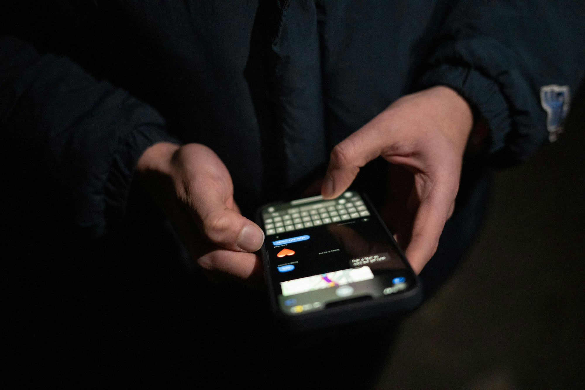 Ein junger Mann tippt auf seinem Handy. (zu dpa: «Dating im Iran: Liebe im Ausnahmezustand») +++ dpa-Bildfunk +++