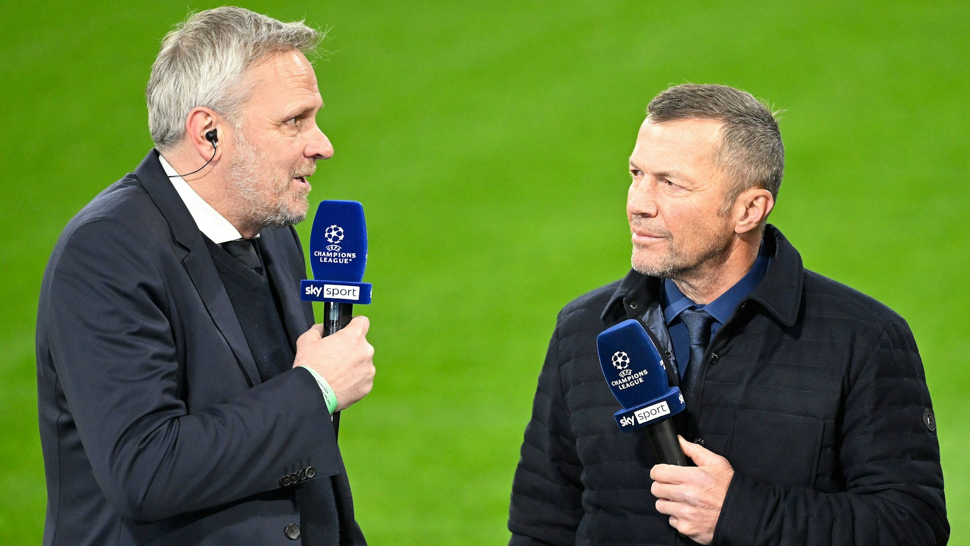 Dietmar Hamann und Lothar Matthäus mit Sky-Mikros auf dem Rasen.