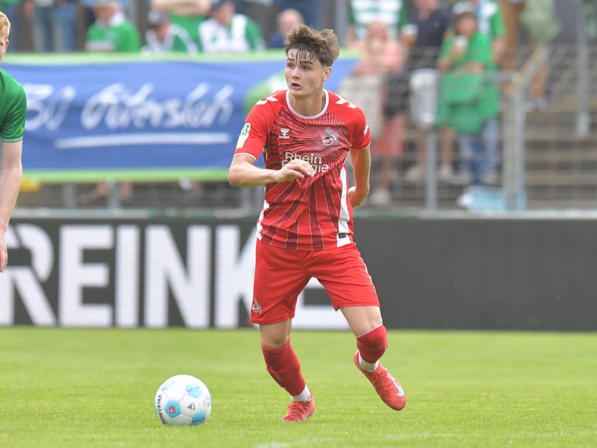 Jaka Cuber Potocnik für die U21 des 1. FC Köln am Ball.