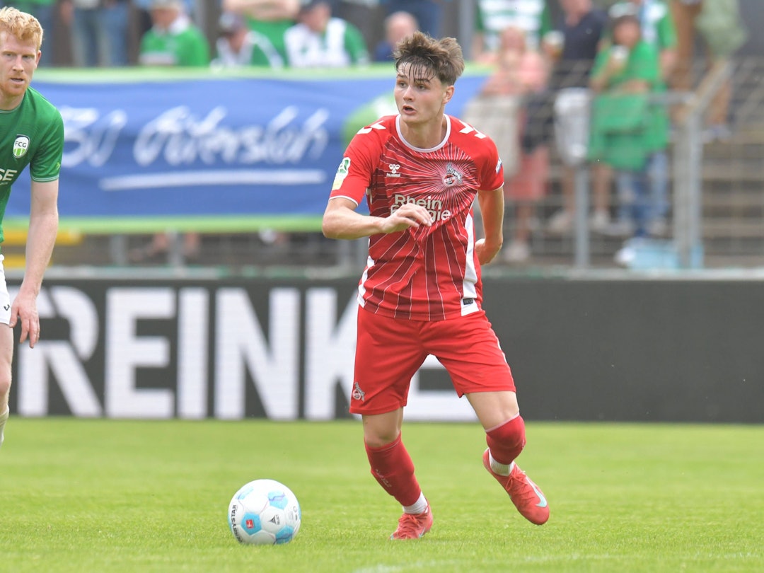 Jaka Cuber Potocnik für die U21 des 1. FC Köln am Ball.