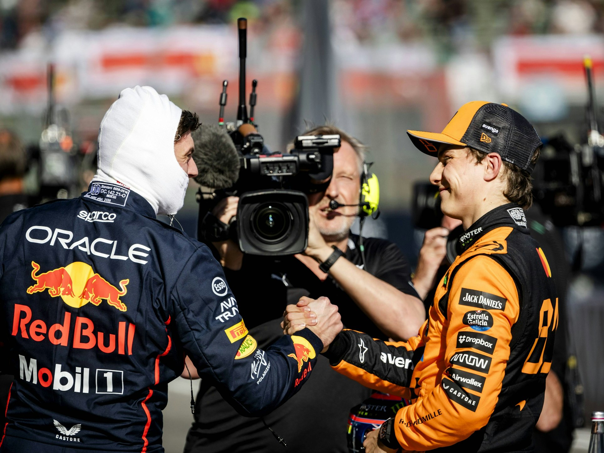 Oscar Piastri und Max Verstappen klatschen sich ab.