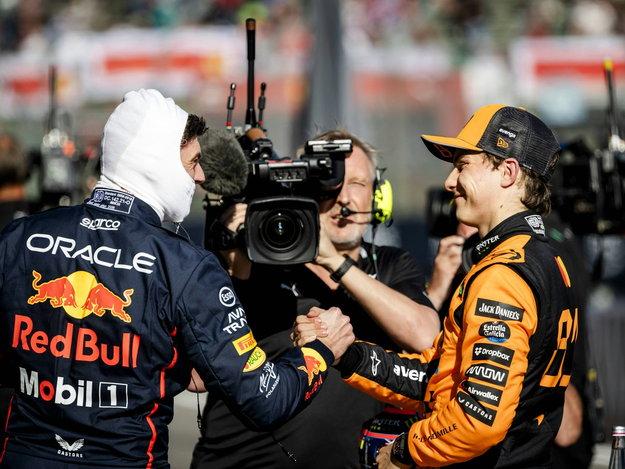 Oscar Piastri und Max Verstappen klatschen sich ab.