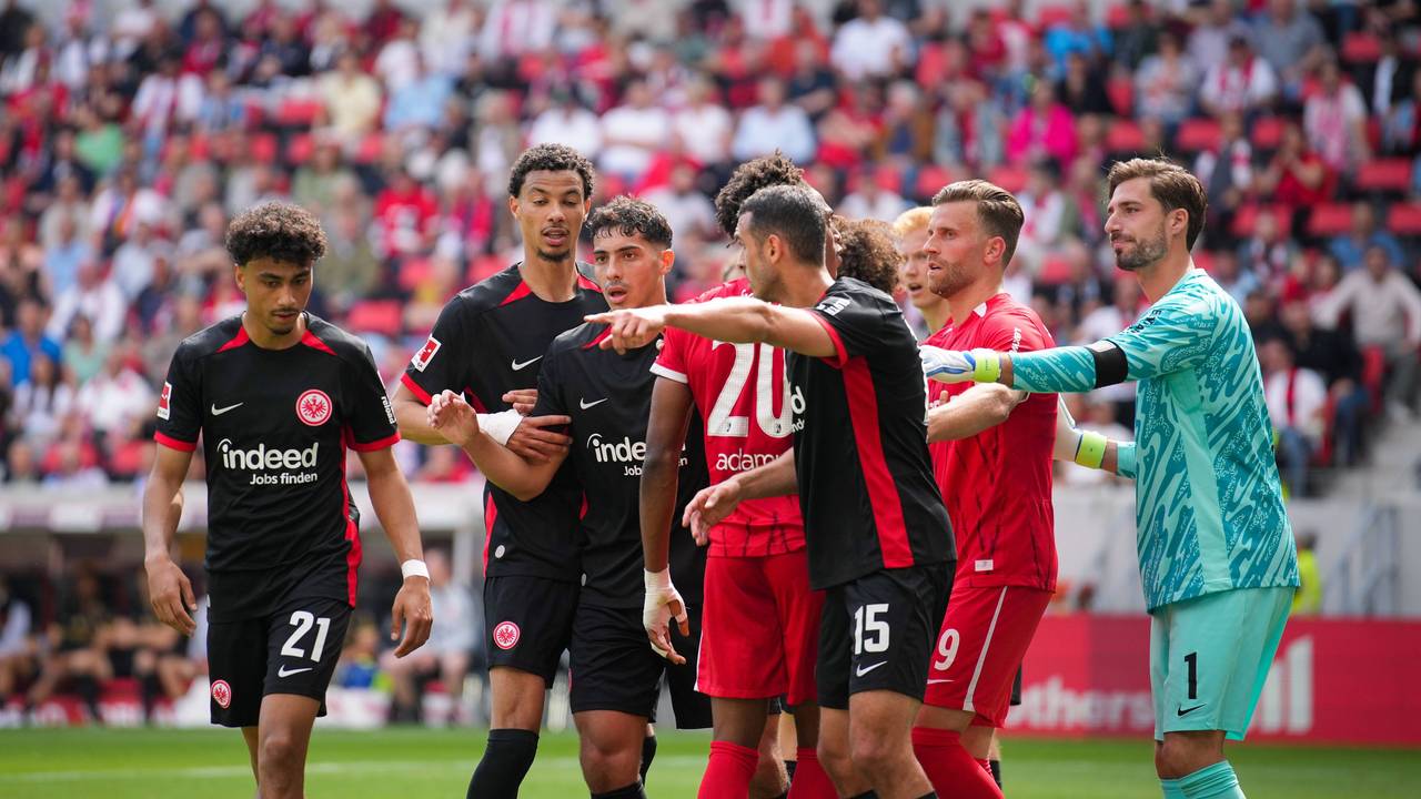 Diskussionen bei Freiburg gegen Frankfurt.