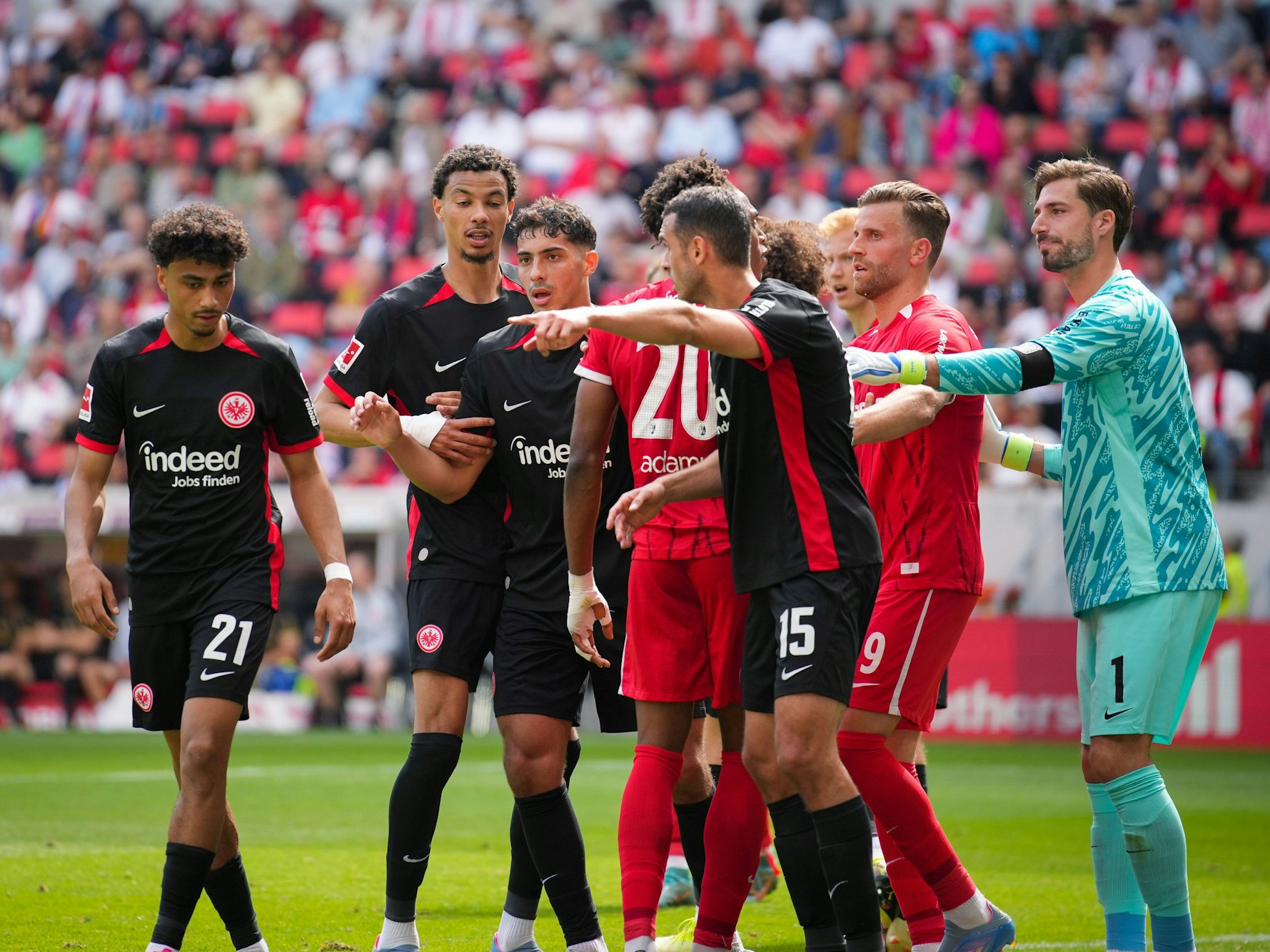 Diskussionen bei Freiburg gegen Frankfurt.