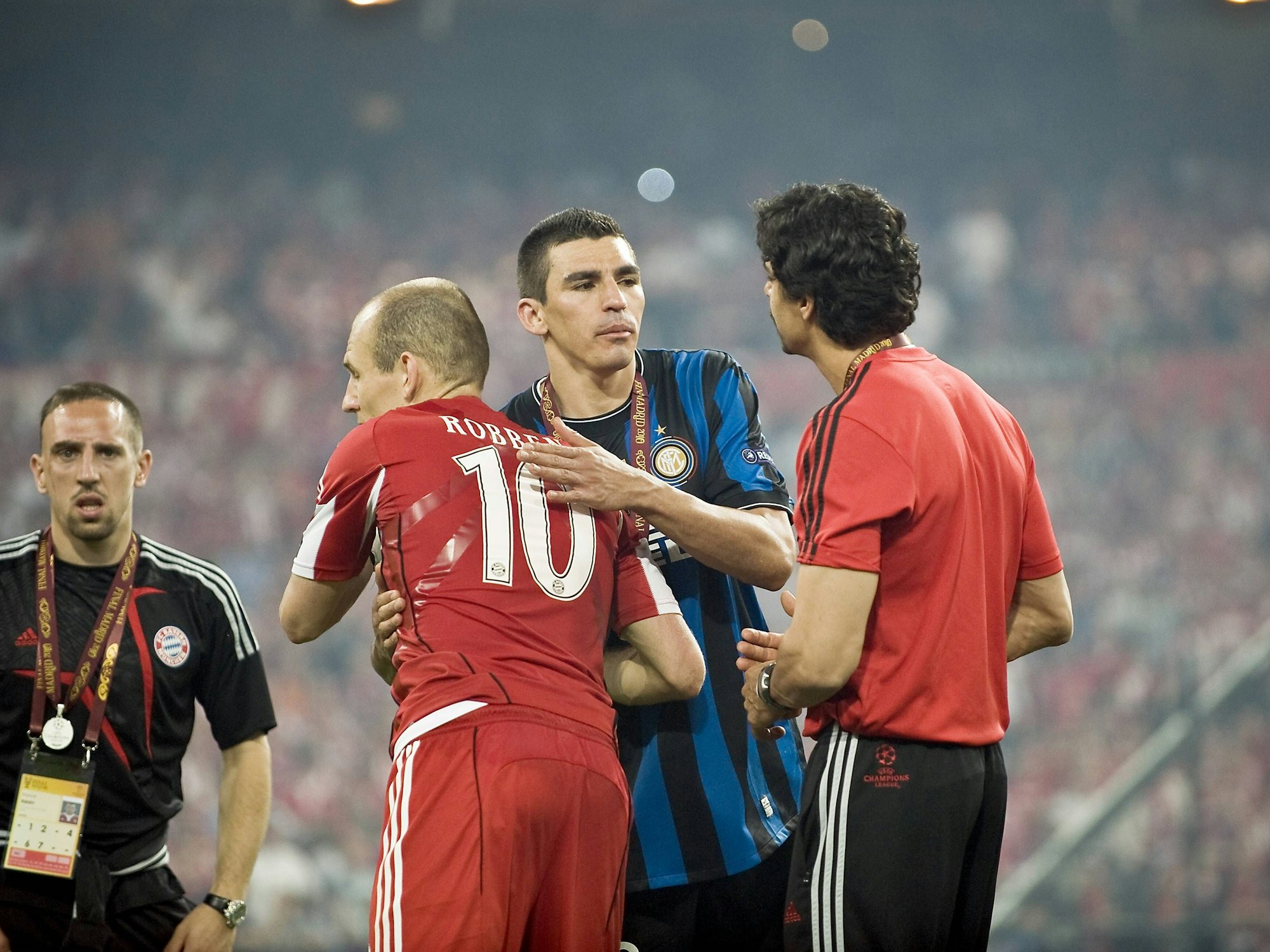 Lucio tröstet seinen ehemaligen Teamkollegen Arjen Robben.