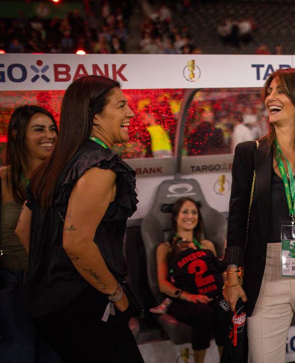 Nagore Aranburu und Xabi Alonso nach dem Gewinn des DFB Pokals 2024.
