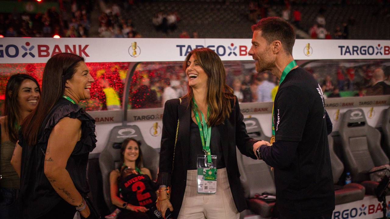 Nagore Aranburu und Xabi Alonso nach dem Gewinn des DFB Pokals 2024.